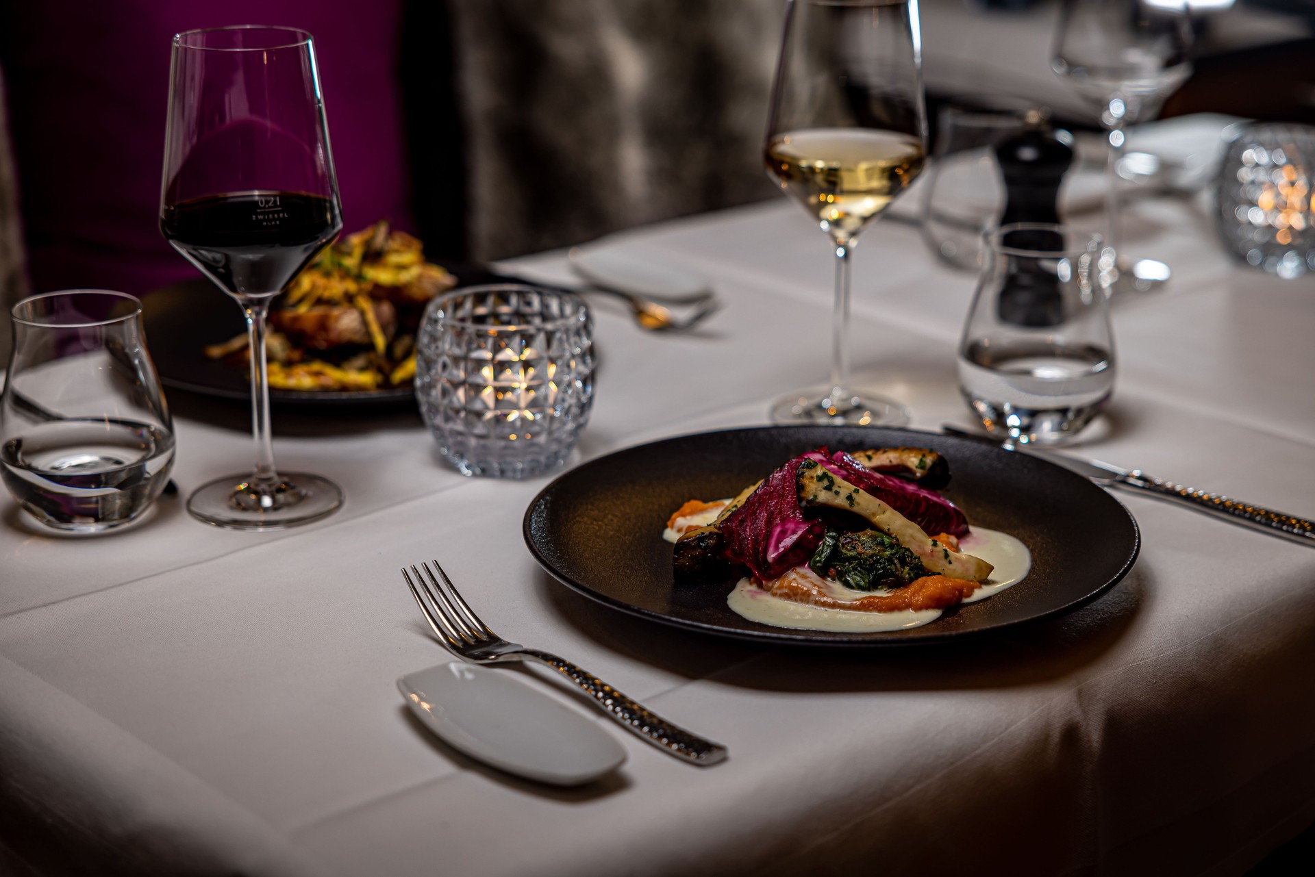 Dish with vegetables on a black plate at a restaurant